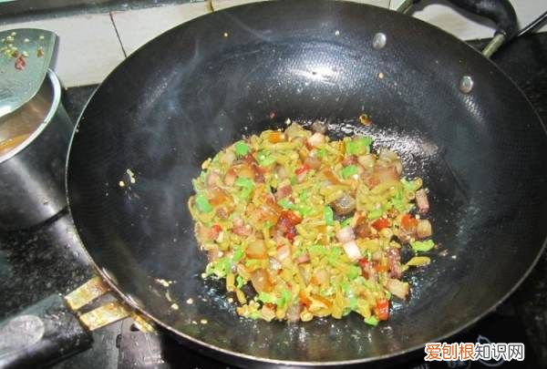 怎么做腊肉炒腌菜，酸萝卜炒腊肉的做法