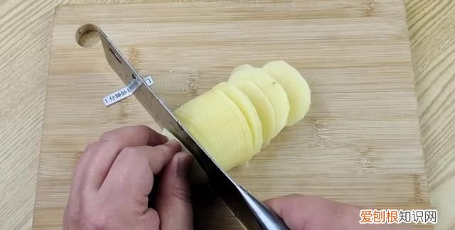 老厨师和新手厨师切土豆丝的手法