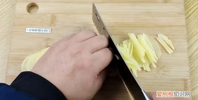 老厨师和新手厨师切土豆丝的手法