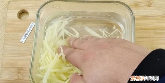 老厨师和新手厨师切土豆丝的手法