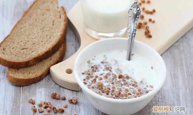 牛奶该如何加热很多人都做错了,牛奶如何加热才能不失营养