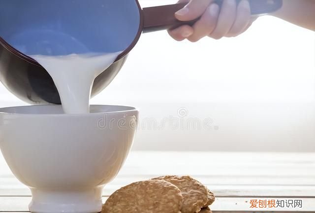 牛奶该如何加热很多人都做错了,牛奶如何加热才能不失营养