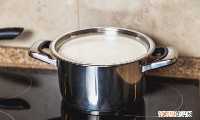 牛奶该如何加热很多人都做错了,牛奶如何加热才能不失营养