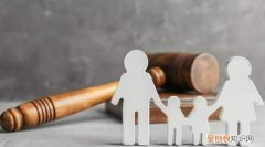 离婚满两岁孩子判给谁，孩子两岁多离婚孩子判给谁