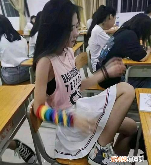 女儿喜欢女同学怎么办，我喜欢我们班的女同学怎么办