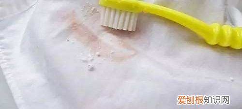 白体恤上的红酒怎么洗，白色衣服的红酒污渍怎么清洗