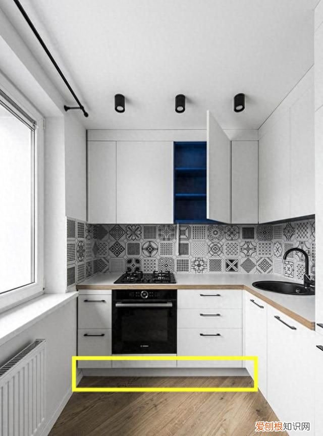 橱柜踢脚板用什么颜色砖,橱柜踢脚板可以用瓷砖的吗