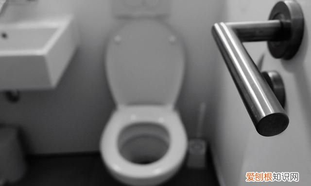 疏通马桶马桶堵了下不去水,马桶堵了怎么用马桶塞子快速疏通