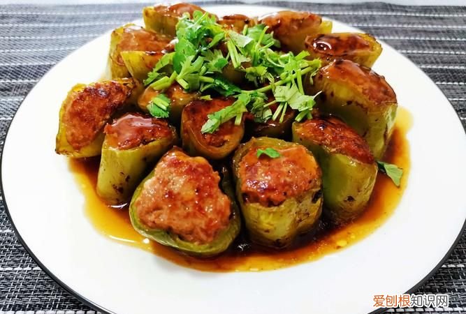 青椒酿肉是蒸还是煎,青椒酿肉用什么青椒