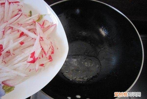 教你如何做出胡萝卜炒鱿鱼丝