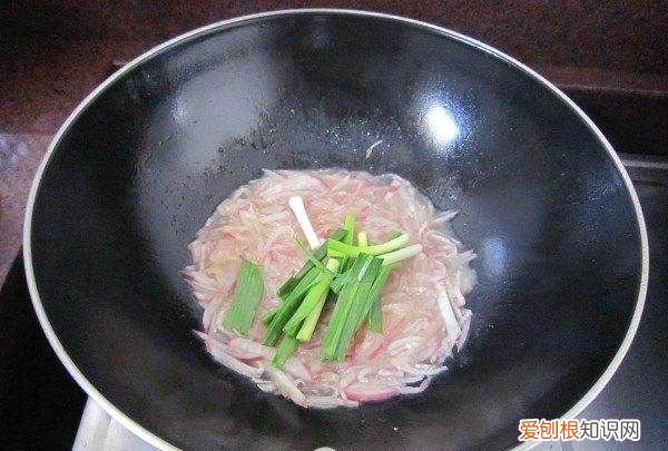教你如何做出胡萝卜炒鱿鱼丝
