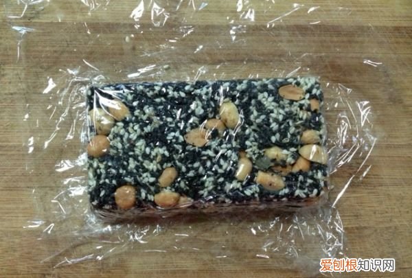 芝麻糖怎么做,麦芽糖黑芝麻核桃糕的做法