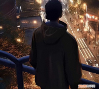 别低头,皇冠会掉;别流泪,坏人会笑.是什么歌