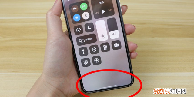 苹果手机下方的横线隐藏的功能