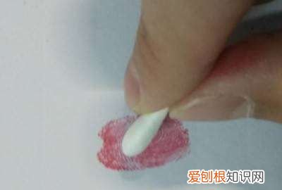 书籍上的印泥怎样去掉，如何把白纸上的红色印泥去掉