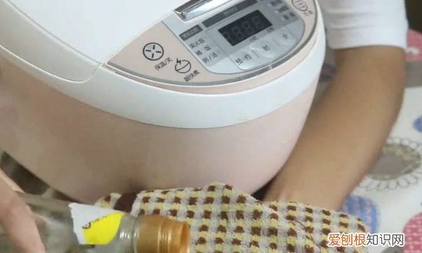 如何去除电饭煲表面的油渍，如何快速清理电饭煲上的油污