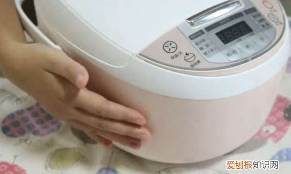 如何去除电饭煲表面的油渍，如何快速清理电饭煲上的油污