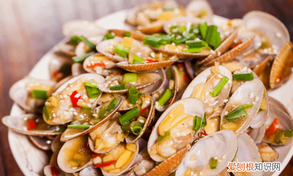 炒花甲需要先焯水吗,炒熟的花蛤过夜了还能吃