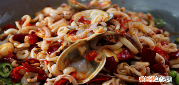 炒花甲需要先焯水吗,炒熟的花蛤过夜了还能吃