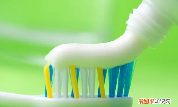 白鞋怎么洗干净,最有效的洗白鞋方法小苏打