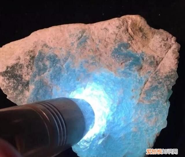 年轻小伙赌石切出价值1亿翡翠