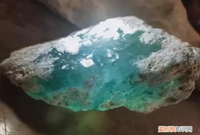 年轻小伙赌石切出价值1亿翡翠