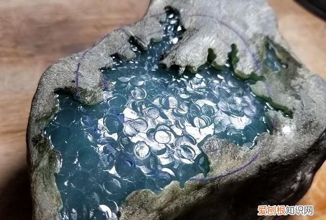 年轻小伙赌石切出价值1亿翡翠