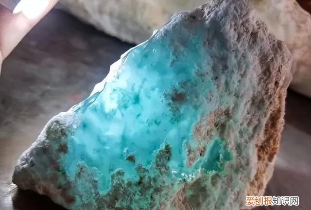 年轻小伙赌石切出价值1亿翡翠