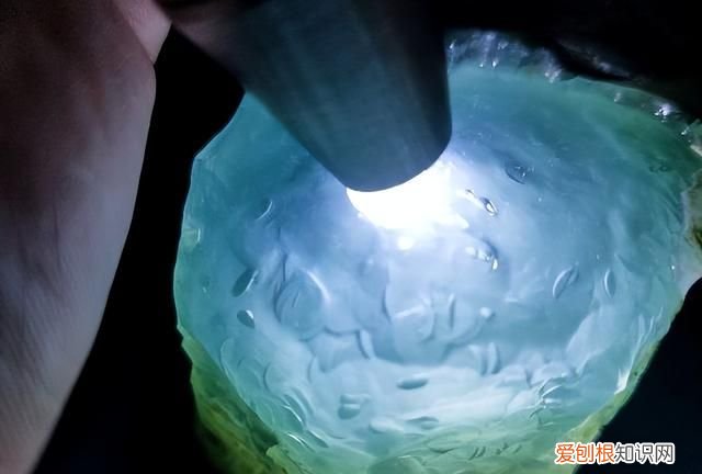 年轻小伙赌石切出价值1亿翡翠