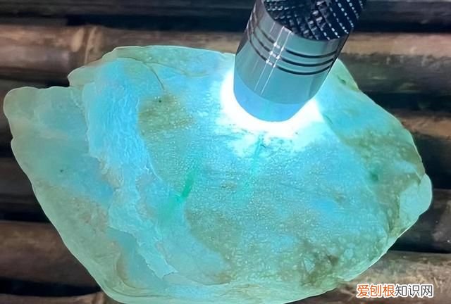 年轻小伙赌石切出价值1亿翡翠