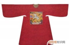 彤的反义词，古代男子华丽玄色官服描写