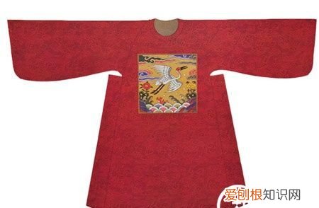 彤的反义词，古代男子华丽玄色官服描写
