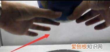 悬浮地球仪怎么放上去，磁悬浮工艺品是怎么放上去的