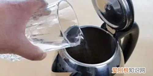 烧水铝水壶水垢太厚清除妙招 不管水壶水垢有多厚只需撒一把