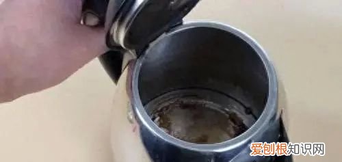 烧水铝水壶水垢太厚清除妙招 不管水壶水垢有多厚只需撒一把
