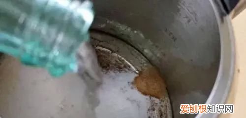 烧水铝水壶水垢太厚清除妙招 不管水壶水垢有多厚只需撒一把