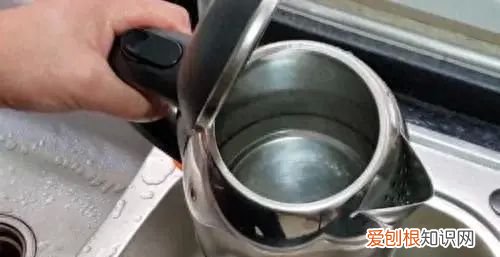 烧水铝水壶水垢太厚清除妙招 不管水壶水垢有多厚只需撒一把