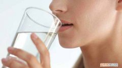 总想喝水是什么原因，女性最近口干舌燥总想喝水怎么回事