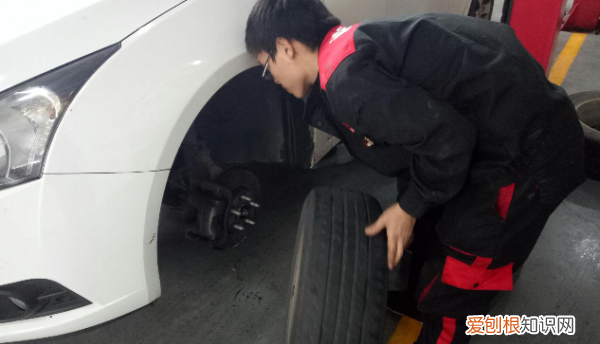 换轮胎千斤顶应该顶哪里,汽车换轮胎千斤顶顶哪里