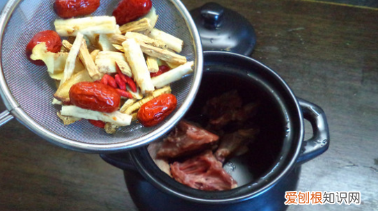 老鸽子汤用什么材料，鸽子汤放什么材料炖最好吃