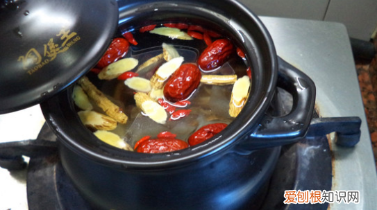 老鸽子汤用什么材料，鸽子汤放什么材料炖最好吃