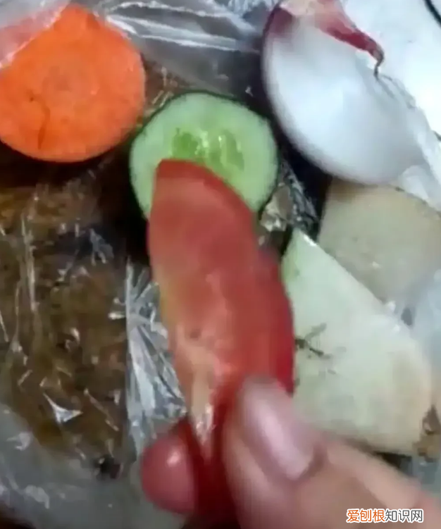 官方回应村民每人领3片菜叶1块猪肉，对于这样的做法网友表示：很公平！