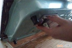 如何给煤气灶更换电池，燃气灶没电了怎么换电池
