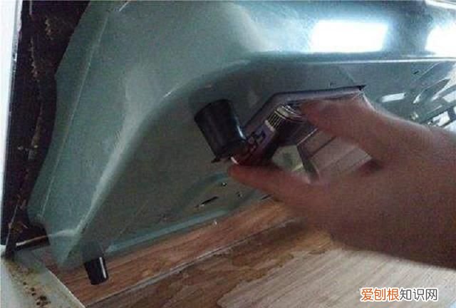 如何给煤气灶更换电池，燃气灶没电了怎么换电池