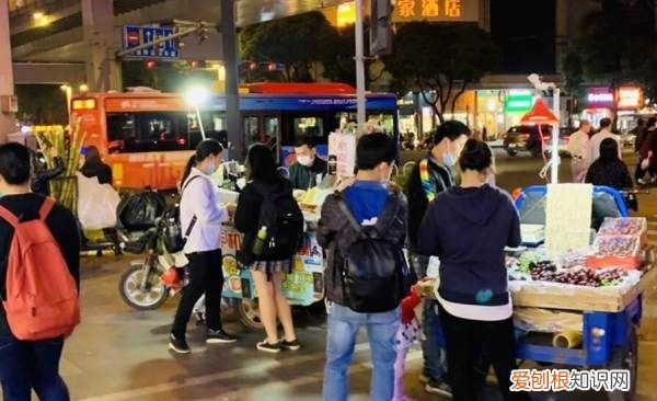 摆地摊卖什么最赚钱而且很受欢迎