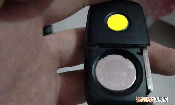 奥迪遥控器怎么换电池，奥迪遥控钥匙怎么换电池视频