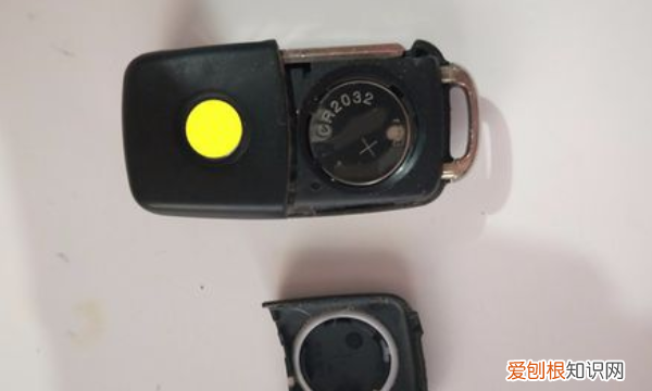 奥迪遥控器怎么换电池，奥迪遥控钥匙怎么换电池视频