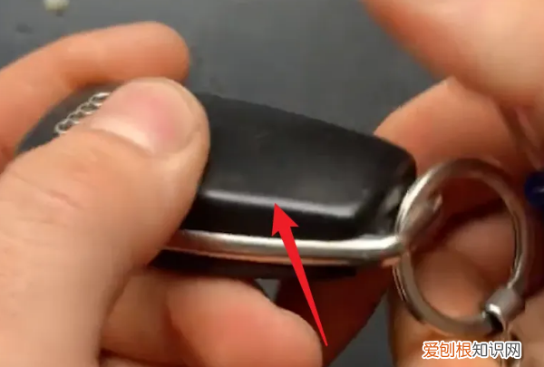 奥迪遥控器怎么换电池，奥迪遥控钥匙怎么换电池视频