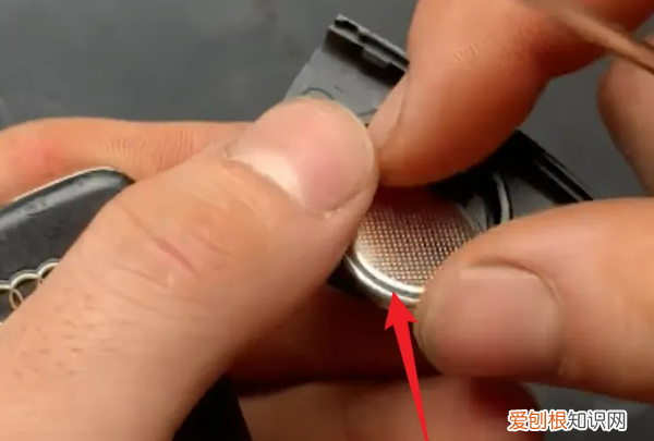 奥迪遥控器怎么换电池，奥迪遥控钥匙怎么换电池视频