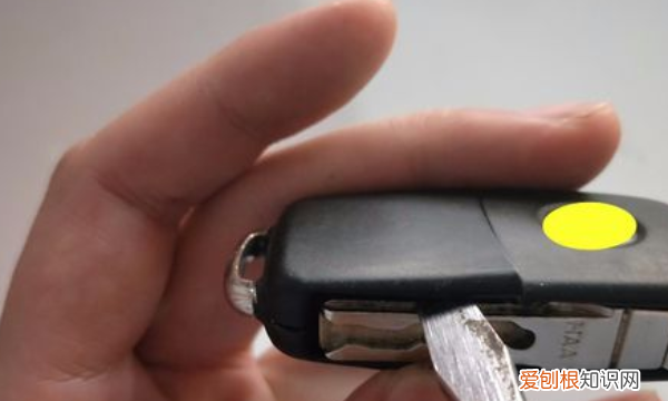 奥迪遥控器怎么换电池，奥迪遥控钥匙怎么换电池视频